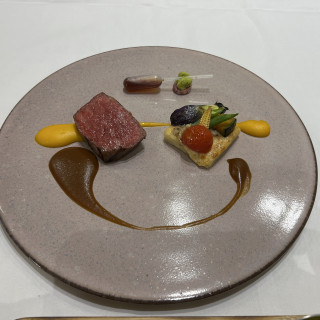 メイン肉料理。焼き加減を聞いて、対応してくれる。