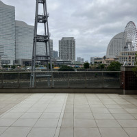 式後、集合写真を撮るところ