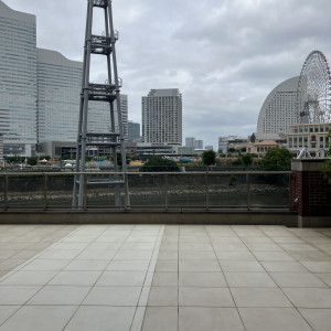 式後、集合写真を撮るところ|759704さんのノートルダム横浜みなとみらい/FIVESTAR WEDDINGの写真(2487406)