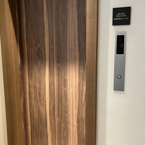 新郎新婦専用のエレベーター|759704さんのノートルダム横浜みなとみらい/FIVESTAR WEDDINGの写真(2487422)