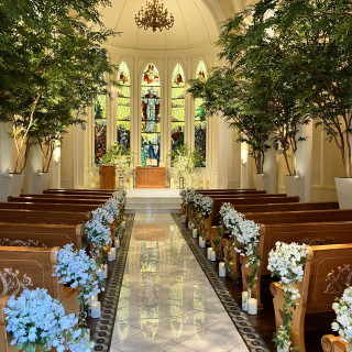 ステンドグラスが床に写って綺麗です。