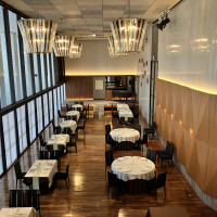 披露宴会場の全体像です。階段を登った上からの景色です。