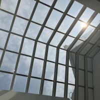 中庭の天井からは空が見えます。