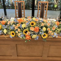 披露宴会場の高砂のフラワーアレンジ