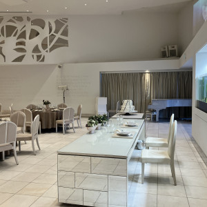 白い披露宴会場の高砂席|759706さんのMia Via(ミアヴィア)の写真(2483780)