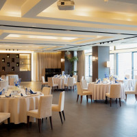 自然光が入ってくる・約40名のゲストには余裕があって良い