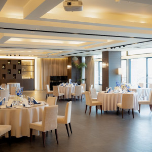 自然光が入ってくる・約40名のゲストには余裕があって良い|759730さんの長良川清流ホテルの写真(2612987)