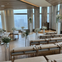 挙式会場です。窓がとても大きいです。