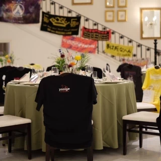 階段やゲストテーブルの装飾