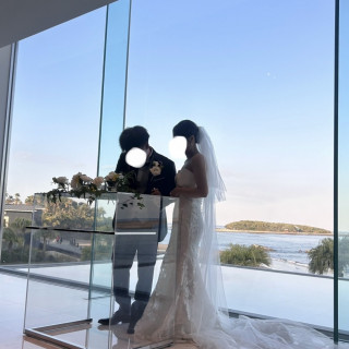 結婚証明書にサインしてます