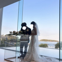 結婚証明書にサインしてます