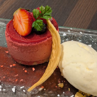 ベリーのケーキとバニラアイスのバランスが絶妙