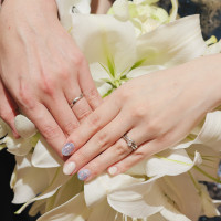 ユリのブーケと結婚指輪