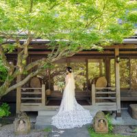 ウェディングドレスでも、和装でも似合う庭園です。