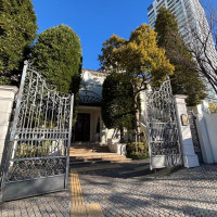 厳かな門で、結婚式場らしい外観でした。