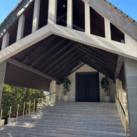 挙式会場の外観。ここでフラワーシャワーができるようです。