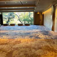 披露宴会場の入り口。至る所で庭園が見えるので素敵です。