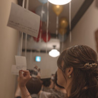 披露宴会場までの通路に写真つきバルーンのサプライズ。
