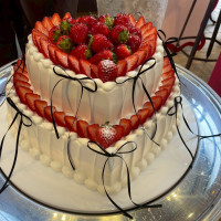 ケーキに黒リボンをプラスしてバレエコアなイメージにしました。