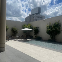 お天気がいい日は外でフラワーシャワーやデザートビュッフェ可