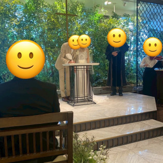 正面に緑あふれる挙式会場