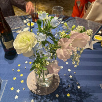 ゲスト卓中央に。周囲の星コンフェッティは自作の持ち込みです。