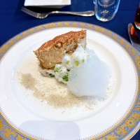魚料理は浜辺をイメージしたカニ料理