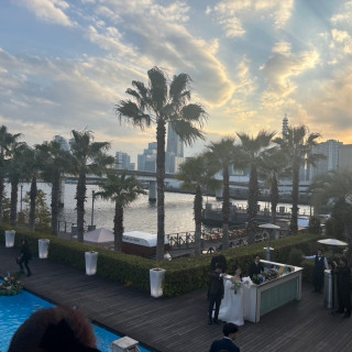 披露宴会場のガーデンの夕方