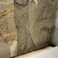 チャペルの水が流れる部分。砂利が敷いてある。
