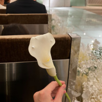 新郎に手渡すお花