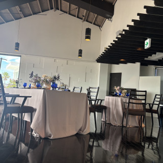 左奥に新郎新婦の席がある