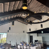 天井には大きいファンがある