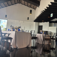 左奥に新郎新婦の席がある