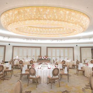 奥の扉が開くとホワイエの奥の専用庭が見えて明るくなります