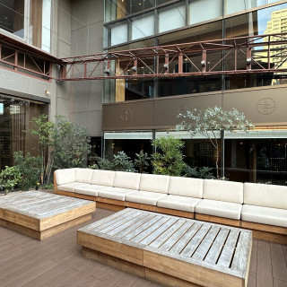 ウッドデッキにはソファやテーブルがありました