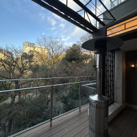 ウッドデッキには寒い日にも対応できるよう暖房施設がありました