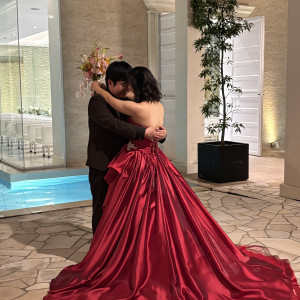 ガーデンでの向き合いショット|760658さんのアクアテラス迎賓館(大津)/テイクアンドギヴ・ニーズウェディングの写真(2550617)