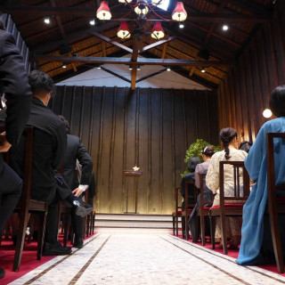 挙式会場は厳かな雰囲気で感動を誘いました。