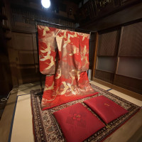 入り口の土間には当日着用する色打掛が飾られました。