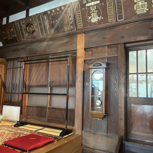 入り口入ってすぐ
昔からある時計がそのまま使われています|760718さんの萬屋本店 - KAMAKURA HASE est1806 -の写真(2490421)