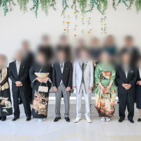 チャペル外で新郎親族記念撮影
