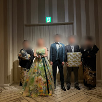 最後の退場扉の前で両親への記念品贈呈