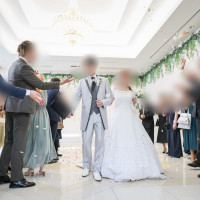 チャペル外でフラワーシャワー