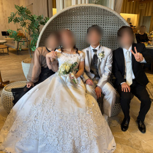 グランピング中はガーデンのイスで座って記念撮影|760754さんのアールベルアンジェ堺の写真(2488401)