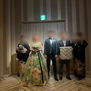 最後の退場扉の前で両親への記念品贈呈|760754さんのアールベルアンジェ堺の写真(2488396)
