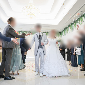 チャペル外でフラワーシャワー|760754さんのアールベルアンジェ堺の写真(2488076)