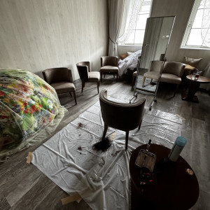 親族控え室にて、友人によるお色直しカット|760754さんのアールベルアンジェ堺の写真(2488395)