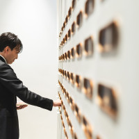 受付時ゲストに読んでもらう手紙をポストに投函する新郎