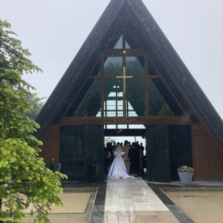 挙式当日は雨でしたが、三角屋根の教会はとてもオシャレです。