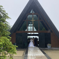 挙式当日は雨でしたが、三角屋根の教会はとてもオシャレです。